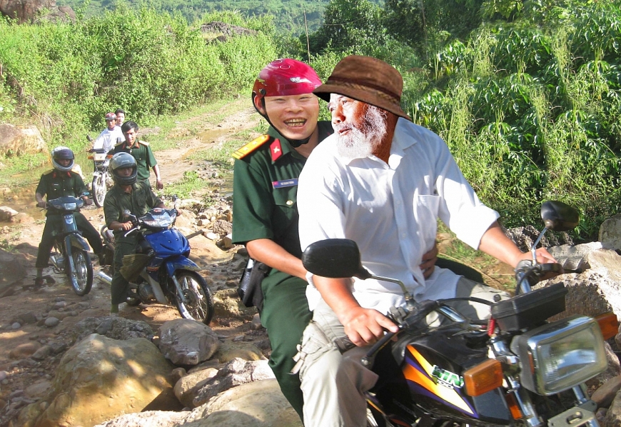 Kỳ 3 - Ảnh 2 - Già làng K’Ten đưa chúng tôi bằng xe máy vào rừng thông.