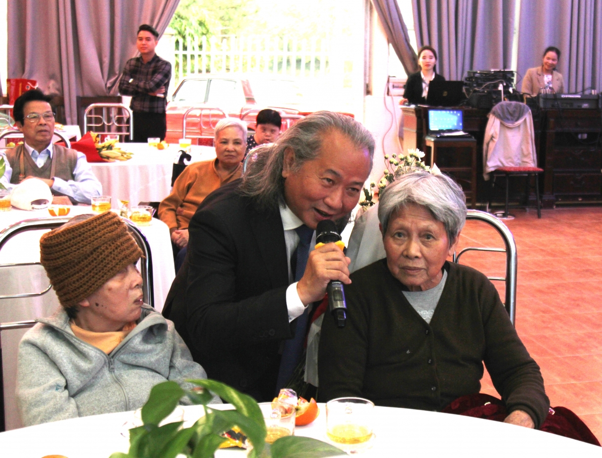 Ông Nguyễn Tuấn Ngọc giao lưu văn nghệ với các cụ