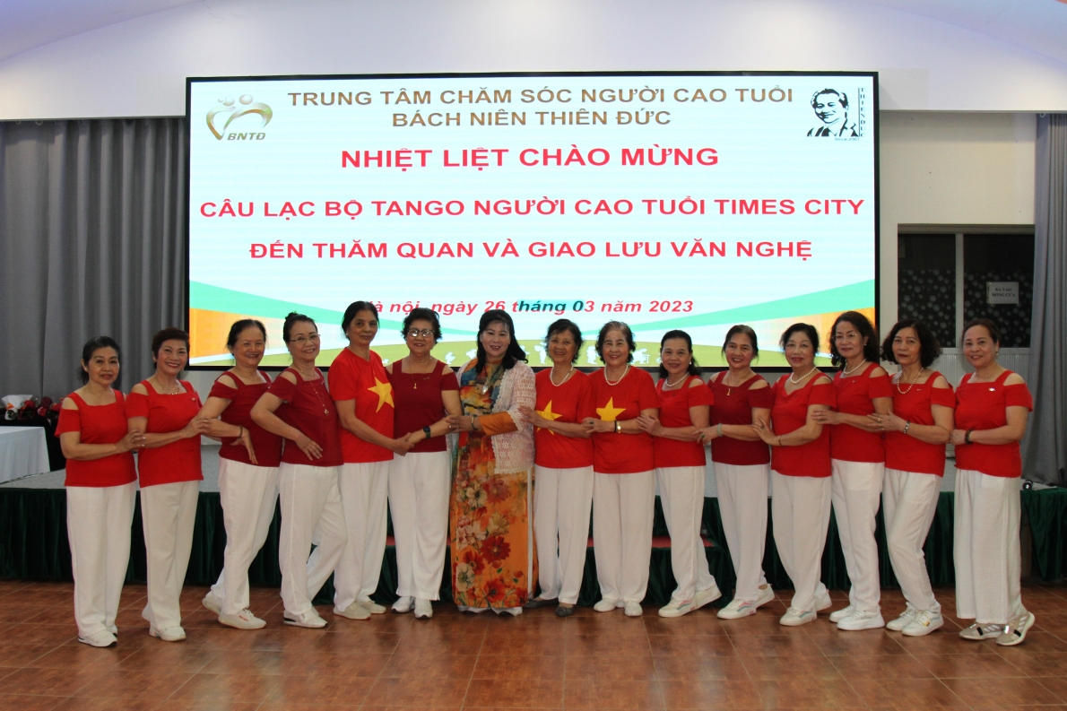 Các diễn viên CLB Tango NCT Times City chụp ảnh lưu niệm