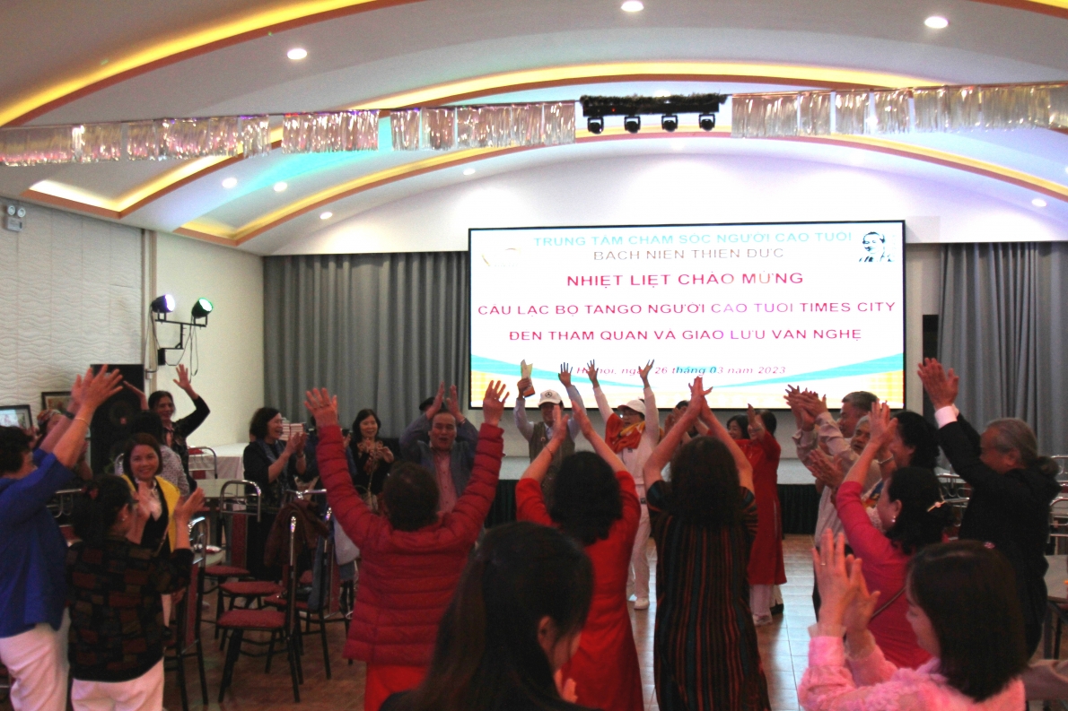 Nối vòng tay lớn để chia tay và hẹn ngày gặp lại