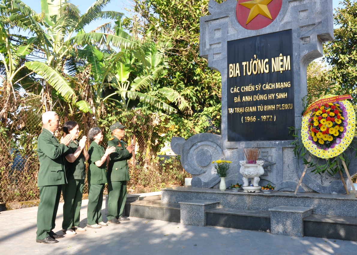 Ông Trần Văn Thu (người mặc quân phục đội mũ) cùng đồng đội thắp hương tại Bia tưởng niệm các chiến sĩ cách mạng đã anh dũng hiy sinh tại Trại giam tù binh Pleiku thời kìs 1966-1972