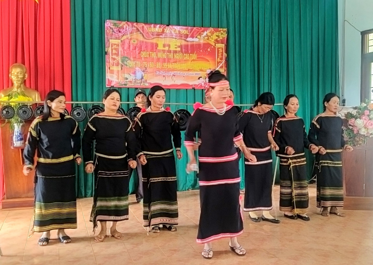 Tiết mục văn nghệ của người cao tuổi huyện Ea H'leo, tỉnh Đắk Lắk