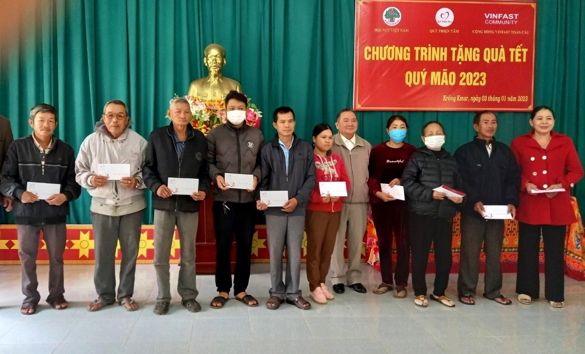 Trao quà của Quỹ Thiện tâm cho người cao tuổi hoàn cảnh khó khăn huyện Krông Bông, tỉnh đắk Lắk