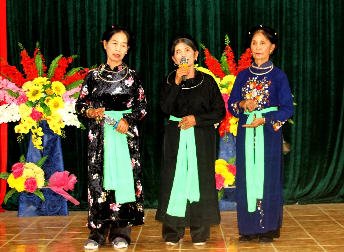 Tiết mục văn nghệ của người cao tuổi xã Trung Minh, huyện Yên Sơn, tỉnh Tuyên Quang