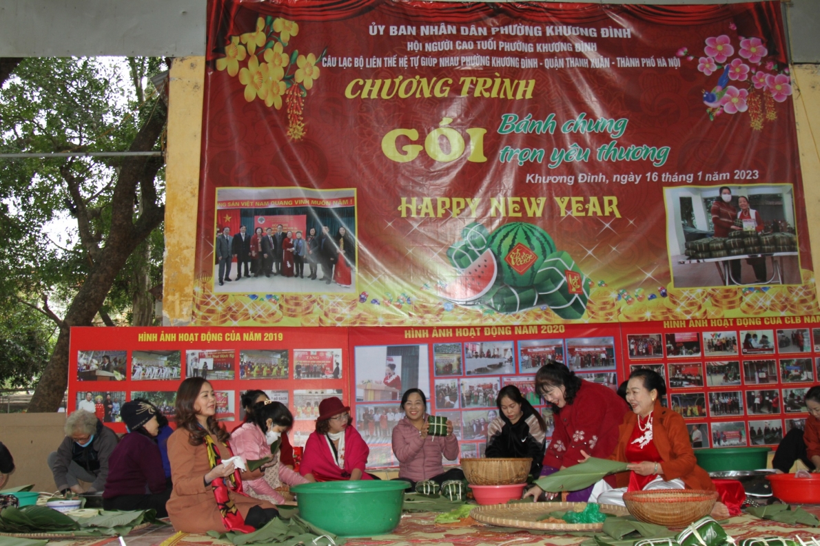 CLB LTHTGN phường Khương Đình, quận Thanh Xuân, TP Hà Nội gói bánh chưng tặng NCT nghèo nhân dịp Tết Nguyên đán Quý Mão 2023