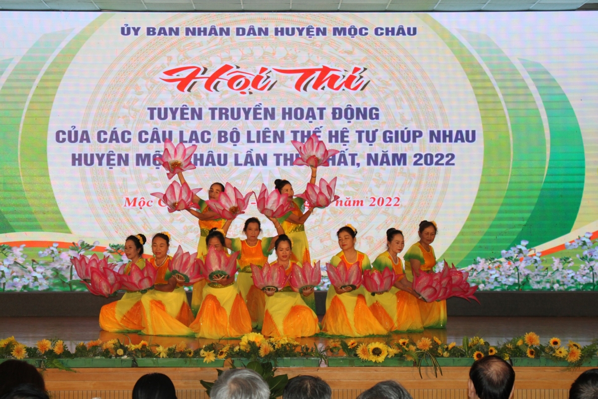 Tiết mục văn nghệ của CLB LTHTGN ở huyện Mộc Châu, tỉnh Sơn La