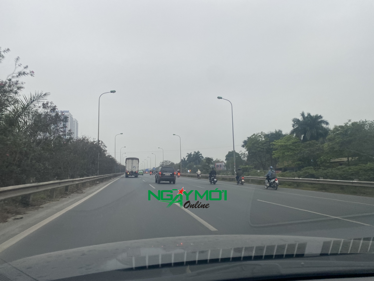 Hàng trăm xe máy tràn vào cao tốc đại lộ Thăng Long