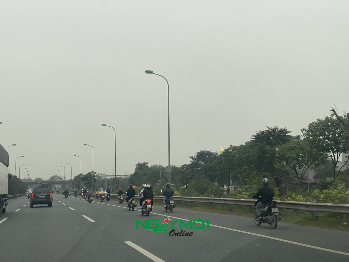 Hàng trăm xe máy tràn vào cao tốc đại lộ Thăng Long