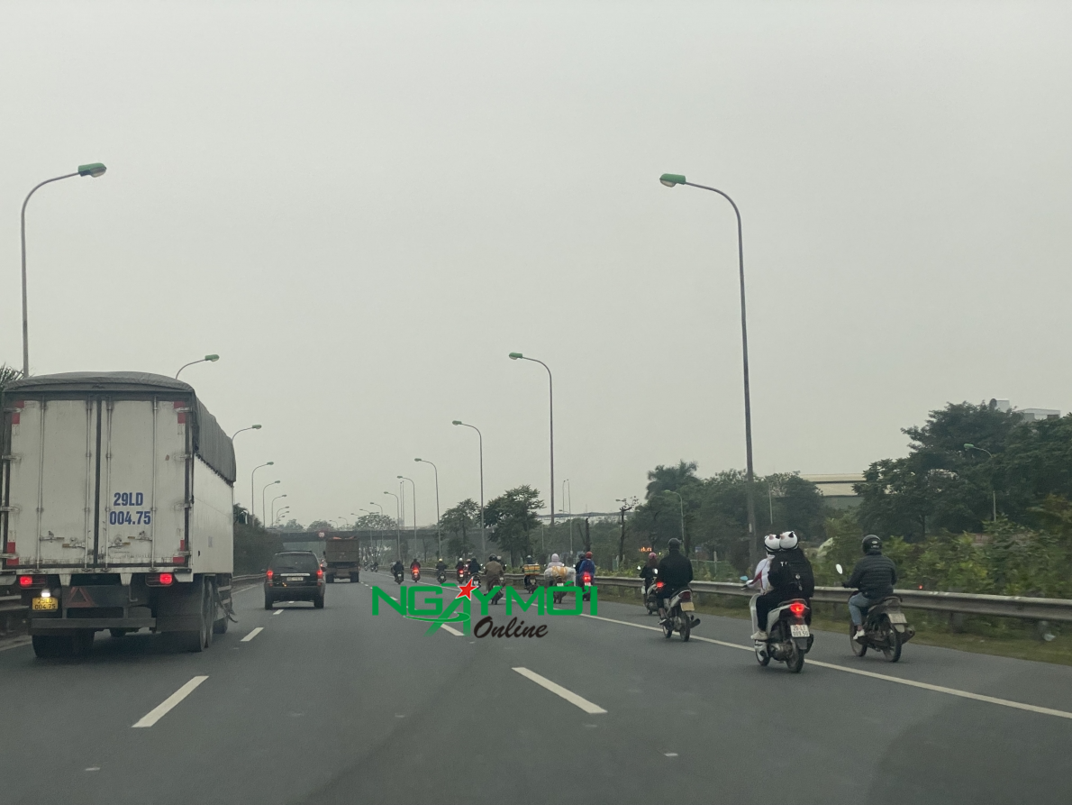 Hàng trăm xe máy tràn vào cao tốc đại lộ Thăng Long