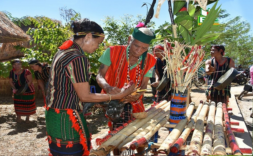 Già làng K'Ngun làm chủ lễ cúng bến nước.