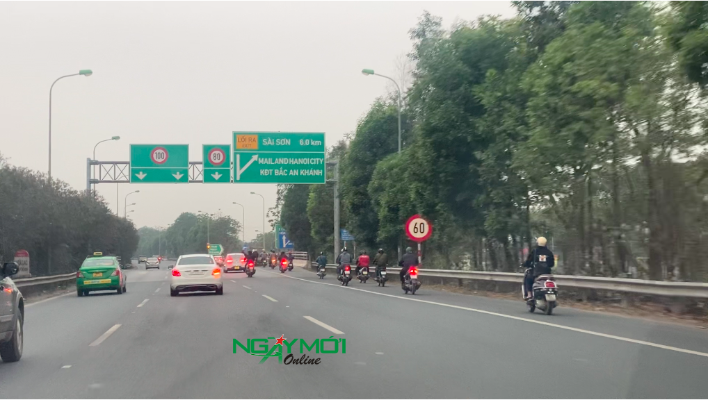 Hàng trăm xe máy tràn vào cao tốc đại lộ Thăng Long