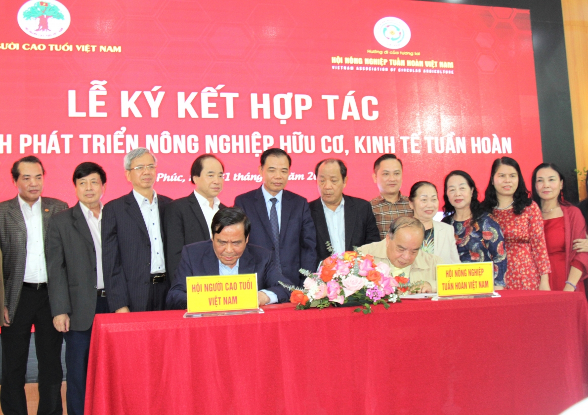 Chủ tịch Nguyễn Thanh Bình và Chủ tịch Nguyễn Hồng Lam tiến hành kí kết