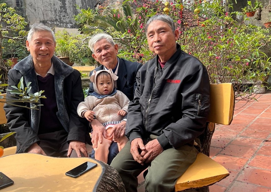 Cụ Phi (giữa bế cháu) và các ông lớp Hán-Nôm đình Sở Thượng.