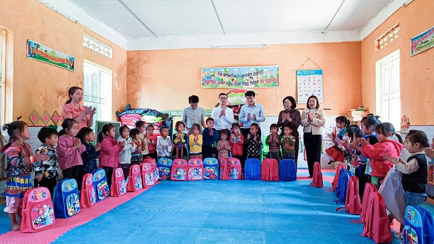 Những cặp sách mới và diện mạo khang trang của ngôi trường sẽ mang tới những niềm vui nho nhỏ cho các em học sinh