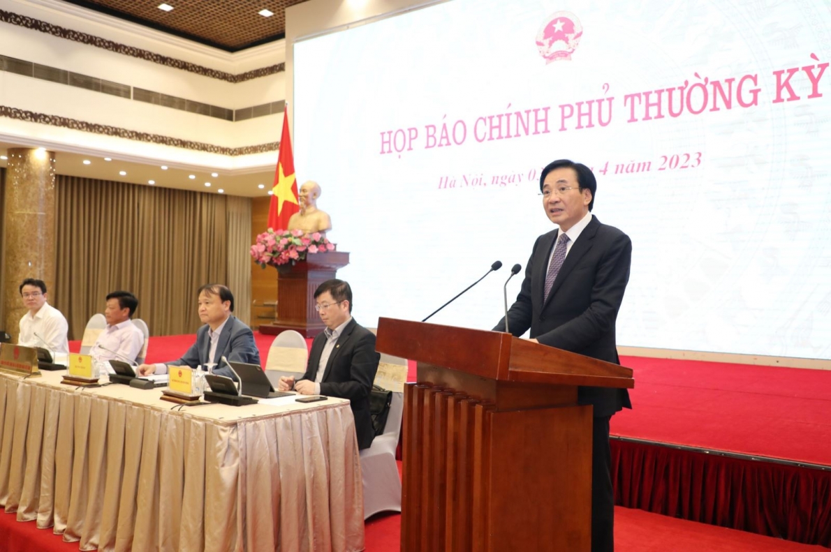 Bộ trưởng, Chủ nhiệm Văn phòng Chính phủ Trần Văn Sơn chủ trì buổi họp báo Chính phủ thường kỳ.