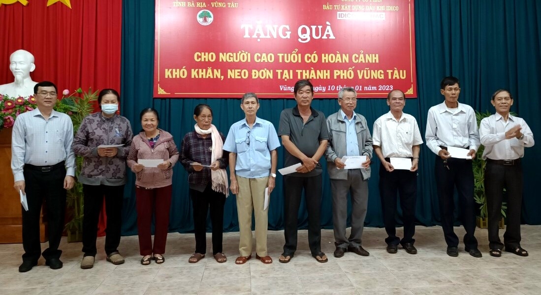 Tặng quà Tết cho NCT nghèo TP Vũng Tàu, tỉnh Bà Rịa - Vũng Tàu