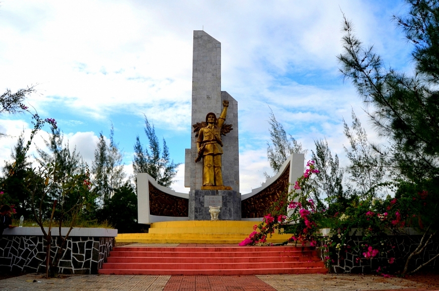 Tượng đài Chiến thắng Bồ Bồ nằm giữa rừng thông xanh ngát.