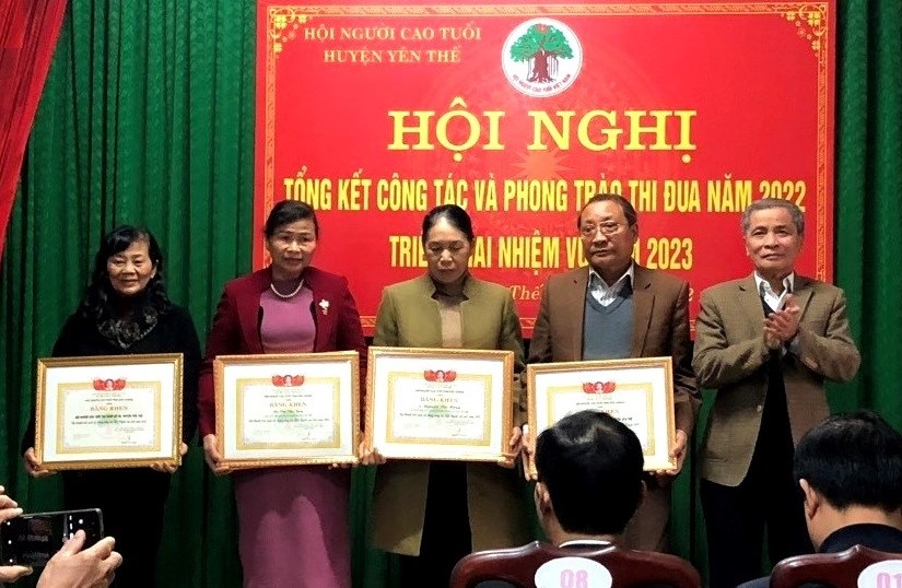 Lãnh đạo Hội NCT tỉnh Bắc Giang tặng Bằng khen cho các cá nhân NCT huyện Yên Thế đạt thành tích xuất sắc năm 2022