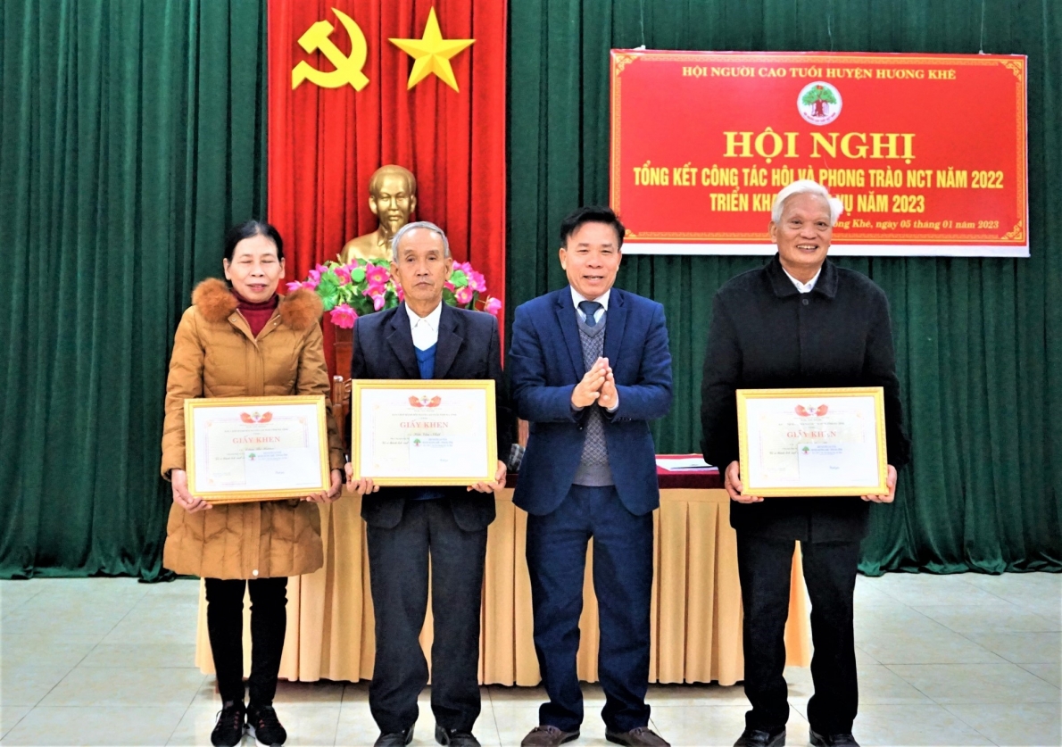 Khen thưởng các tập thể, cá nhân NCT xuất sắc huyện Hương Khê, tỉnh Hà Tĩnh năm 2022