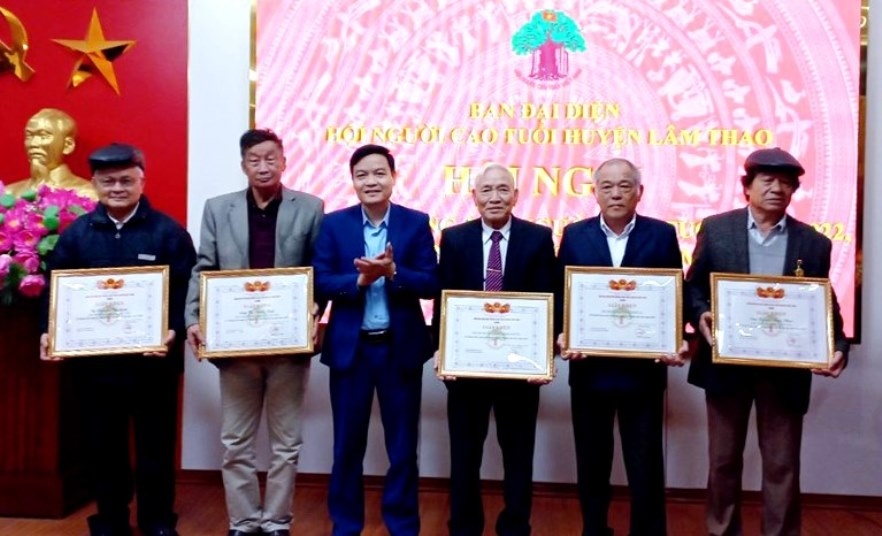 Khen thưởng các tập thể, cá nhân NCT lập thành tích xuất sắc năm 2022 huyện Lâm Thao, tỉnh Phú Thọ