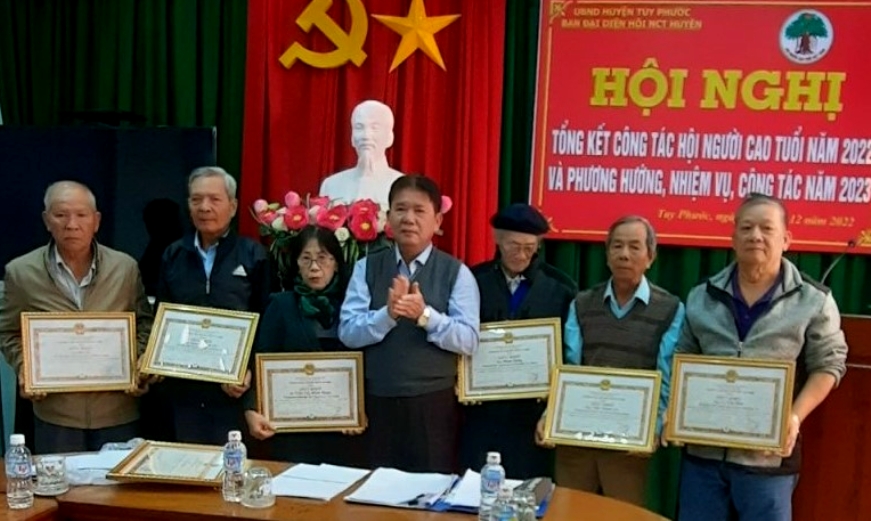 Khen thưởng các tập thể, cá nhân NCT lập thành tích xuất sắc năm 2022 huyện Tuy Phước, tỉnh Bình Định