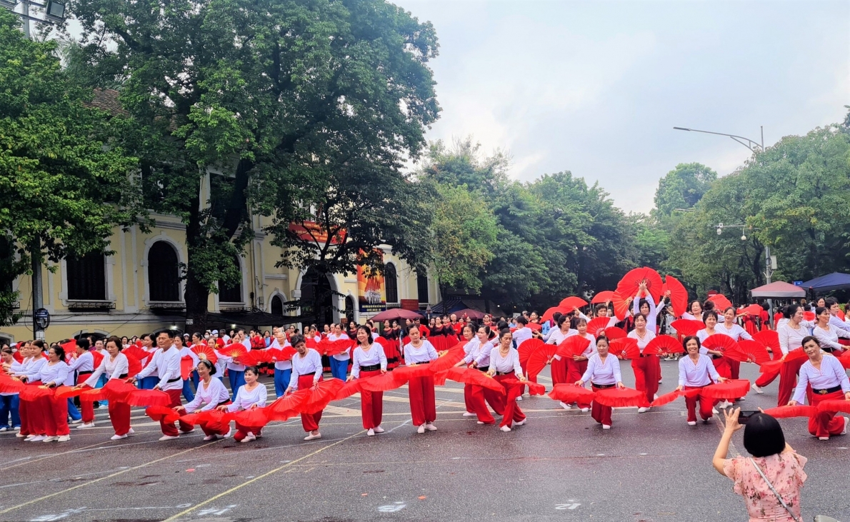 Bài dưỡng sinh của NCT thành phố Hà Nội tại Ngày hội vui khỏe NCT hưởng ứng Tháng hành động vì NCT Việt Nam năm 2022