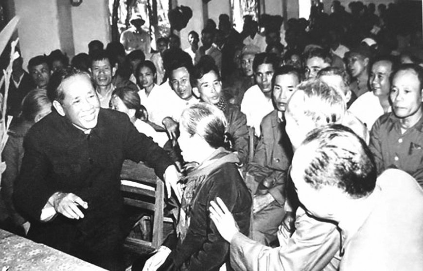 Đồng chí Lê Duẩn thăm và nói chuyện với cán bộ, Nhân dân vùng giới tuyến Vĩnh Linh (Quảng Trị).                                               Ảnh tư liệu