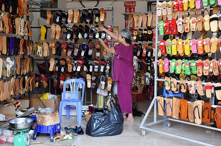 Bà Hương đang trưng bày sản phẩm guốc.