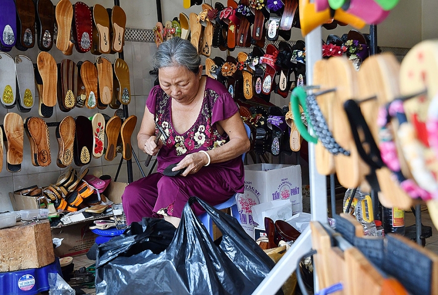 Bà Hương 70 tuôi đang đóng guốc