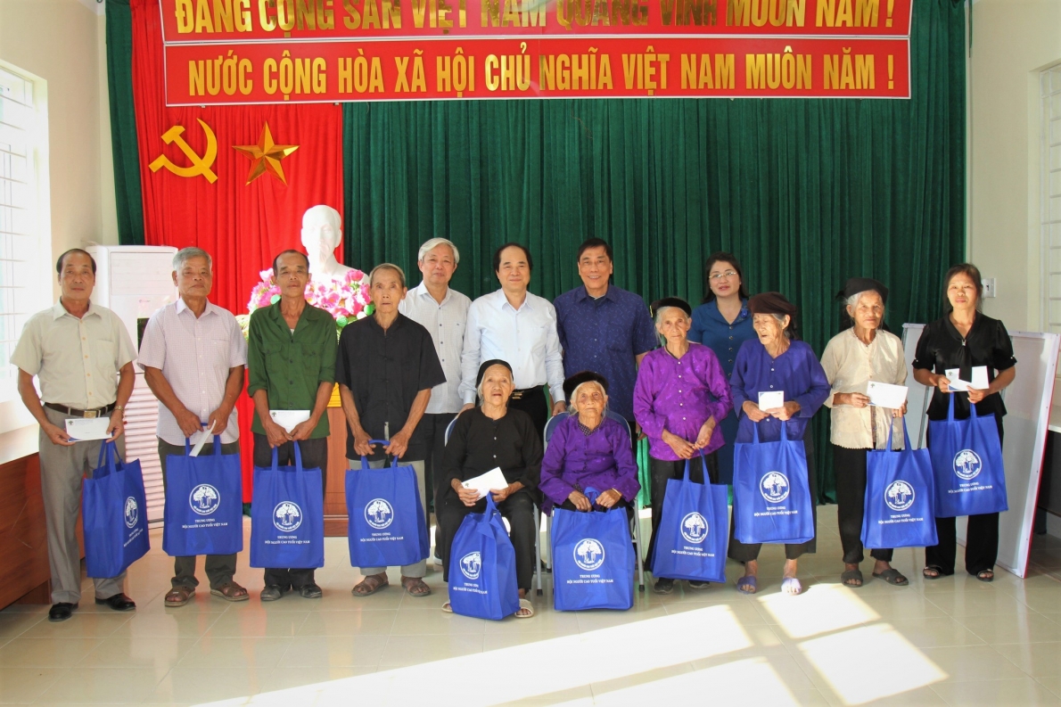 Trung ương Hội tặng quà NCT hoàn cảnh khó khăn tỉnh Cao Bằng năm 2022
