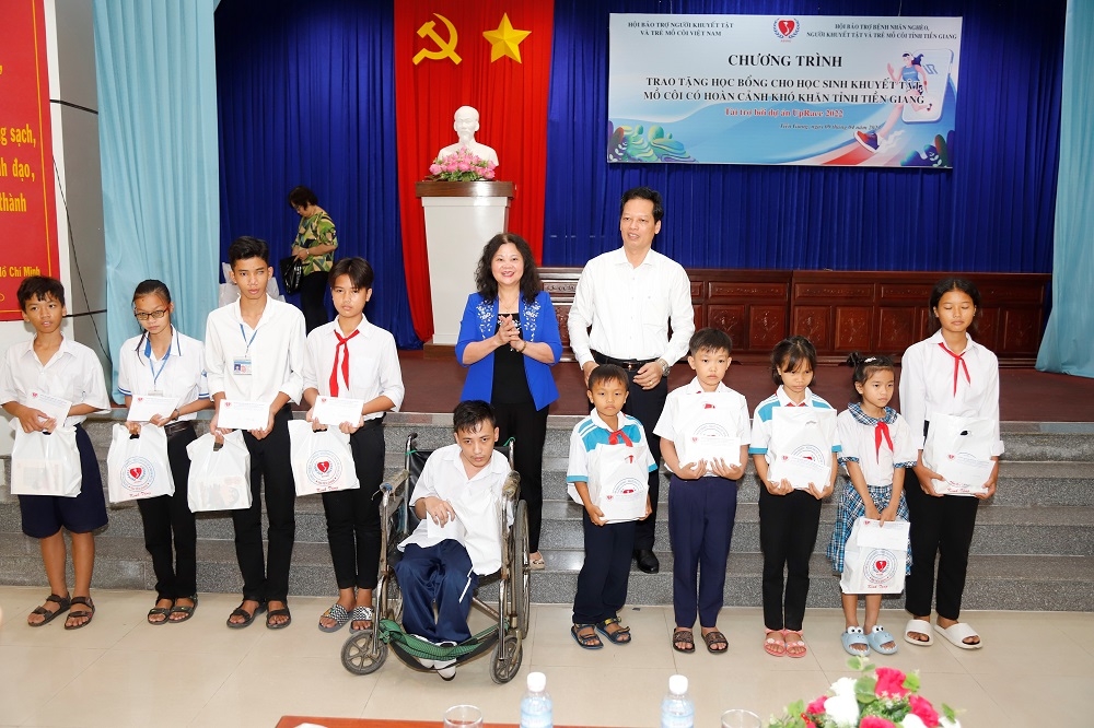 Tỉnh Tiền Giang: Trao 100 suất học bổng cho học sinh khuyết tật, mồ côi có hoàn cảnh khó khăn