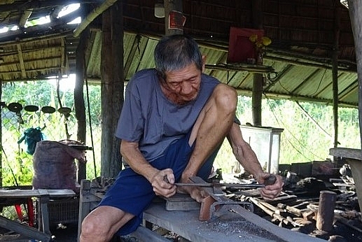 Ông Lê Văn Lắm gọt sản phẩm.