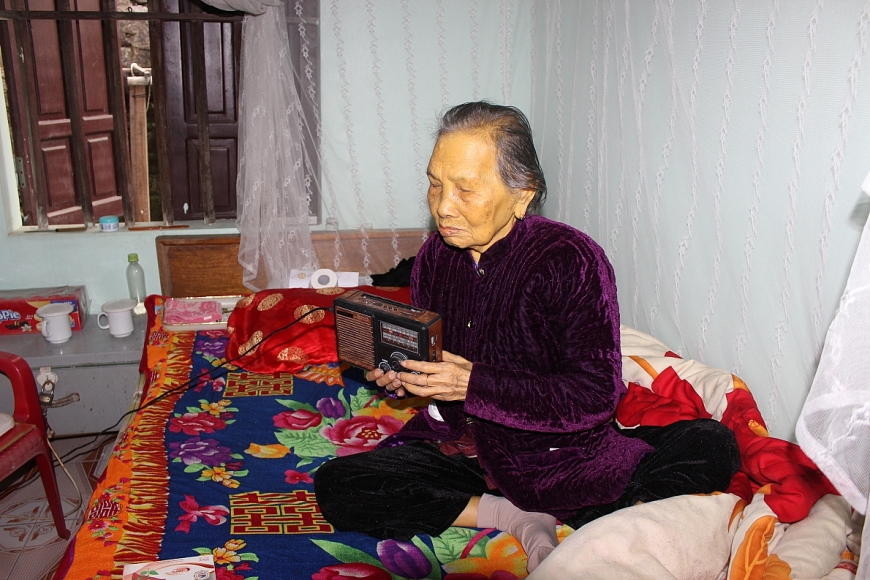 Cụ Phạm Thị Sen nghe đài hằng ngày.
