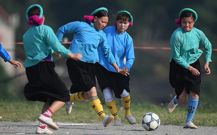 Bóng đá nữ  của các cô gái dân tộc Sán Chỉ trong ngày hội Soóng Cọ ở Bình Liêu thu hút đông đảo sự tham gia cổ vũ  của du khách trong và ngoài huyện.