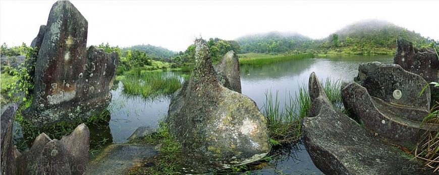         Bãi “Đá thần” trên đỉnh Cao Ba Lanh rr độ cao 1.113 mét thuộc  xã Đồng Văn. 