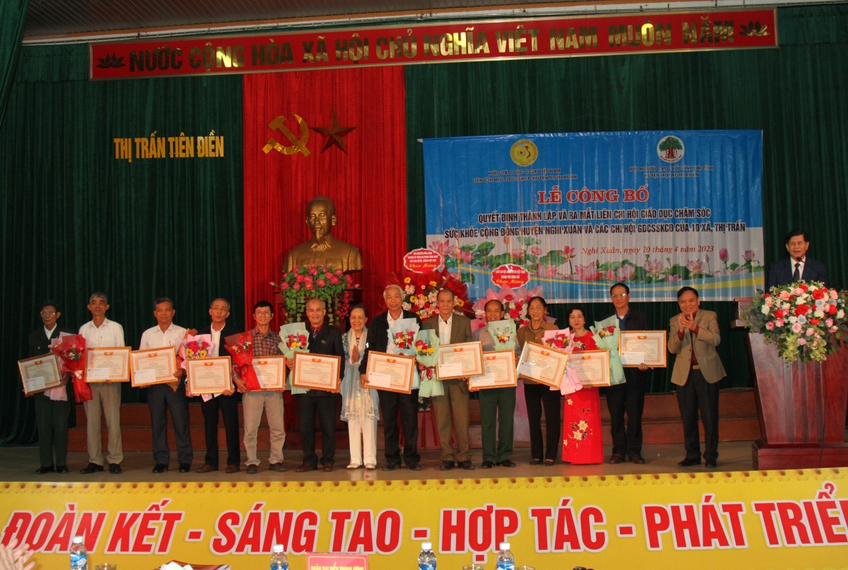 Trao Bằng khen của Trung ương Hội GDCSSKCĐ cho các cá nhân xuất sắc