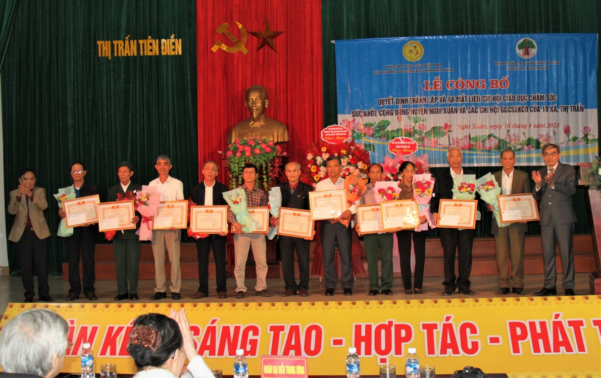 Trao Bằng khen của Trung ương Hội GDCSSKCĐ cho các tập thể xuất sắc