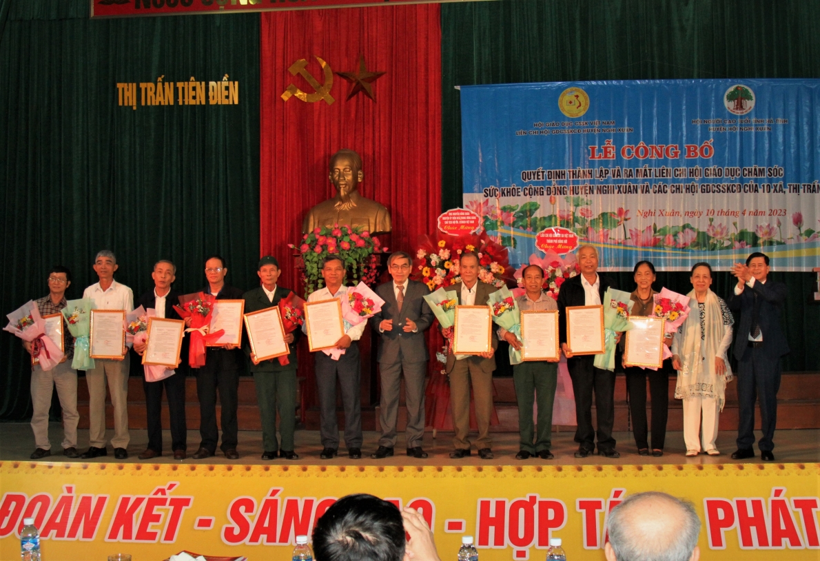 Trung ương Hội GDCSSKCĐ Việt Nam trao Quyết định thành lập Liên Chi hội và các Chi hội GDCSSKCĐ huyện Nghi Xuân, tỉnh Hà Tĩnh