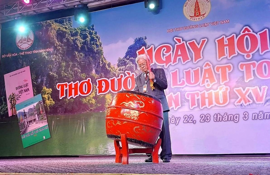 Nhà báo, nhà thơ Kim Quốc Hoa, Chủ tịch Hội thơ Đường luật Việt Nam gióng trống khai hội. Ảnh 2: Các đại biểu Hội thơ Đường luật Việt Nam dâng hương tại đền thờ vua Đinh, vua Lê Ảnh 3: Các hội viên sáng tác 1.000 bài thơ Đường luật trở lên được vinh danh, tặng Bằng vinh danh tại ngày hội 