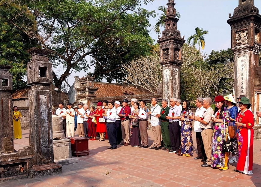 Các đại biểu Hội thơ Đường luật Việt Nam dâng hương tại đền thờ vua Đinh, vua Lê