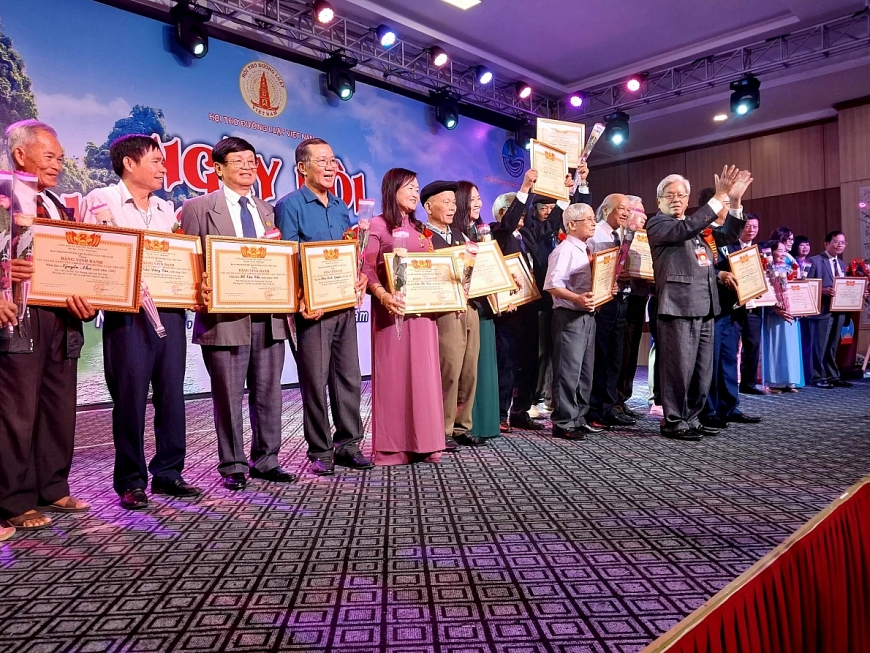 Các hội viên sáng tác 1.000 bài thơ Đường luật trở lên được vinh danh, tặng Bằng vinh danh tại ngày hội