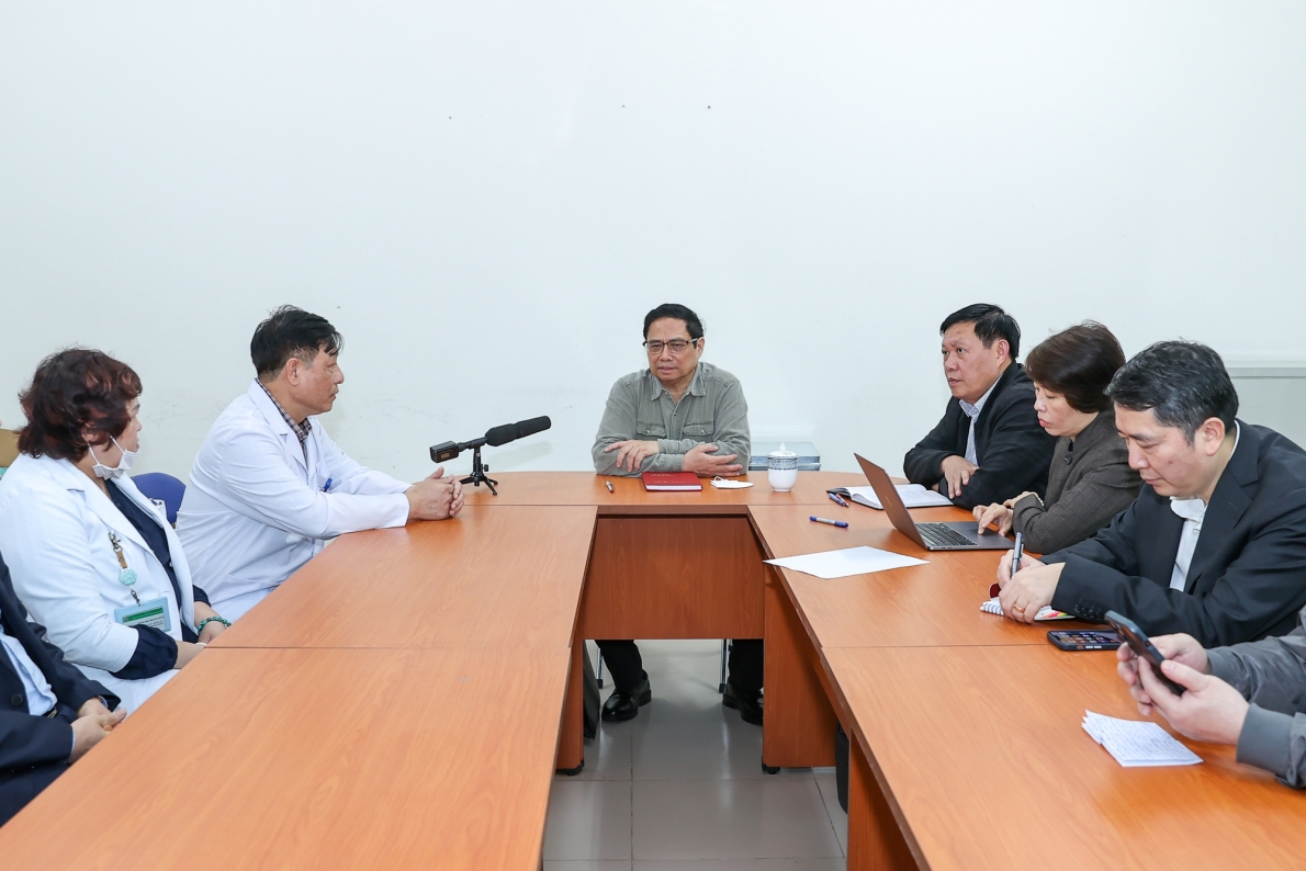 Thủ tướng kiểm tra, khảo sát đột xuất tại Bệnh viện Nhiệt đới Trung ương - Ảnh: VGP/Nhật Bắc