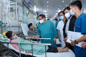 Đột xuất kiểm tra một loạt bệnh viện tuyến cuối, Thủ tướng chỉ đạo xử lý nhiều vấn đề cấp bách