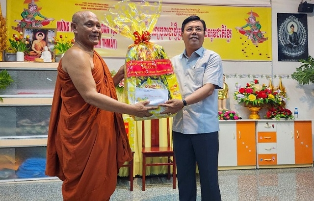 Ông Nguyễn Tiến Hải, Ủy viên Trung ương Đảng, Bí thư Tỉnh ủy, Chủ tịch HĐND tỉnh Cà Mau (bên phải) tặng quà Tết Chôl Chnăm Thmây năm 2023 cho Hội đoàn kết sư sãi yêu nước tỉnh.