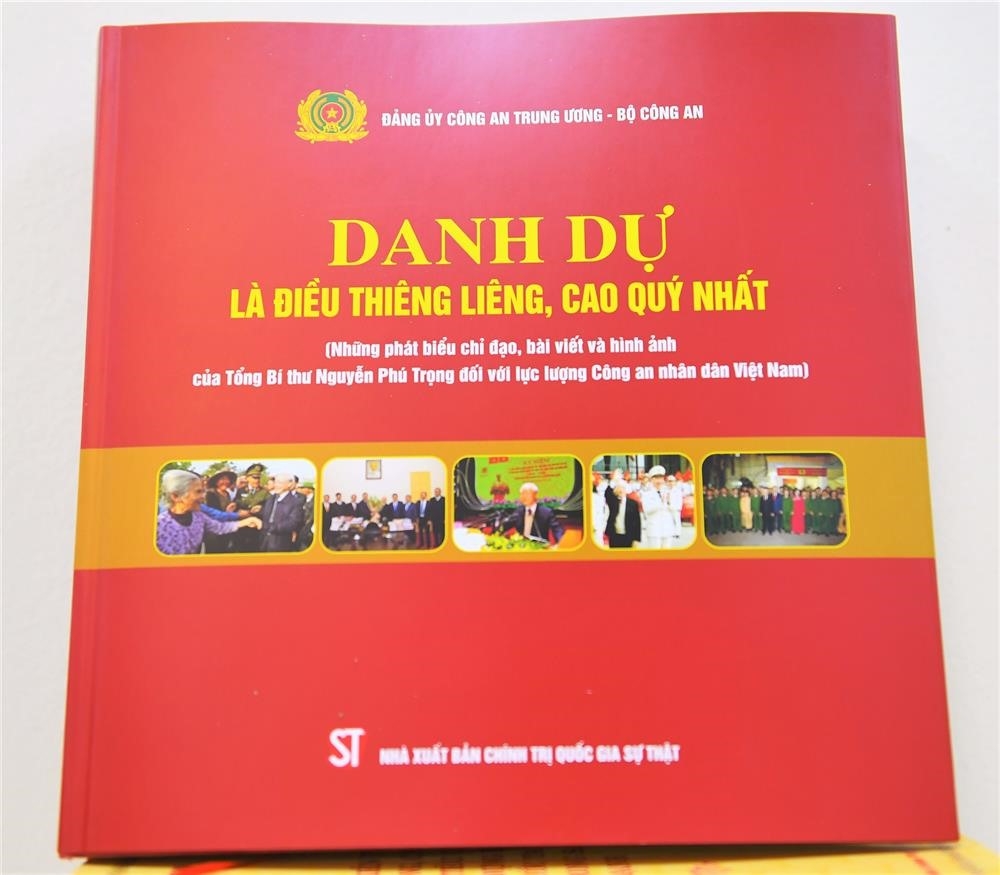 Cuốn sách “Danh dự là điều thiêng liêng, cao quý nhất”. Ảnh: Phan Anh/Bộ Công an