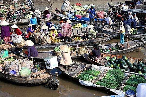 Chợ nổi thu hút khách du lịch tham quan.