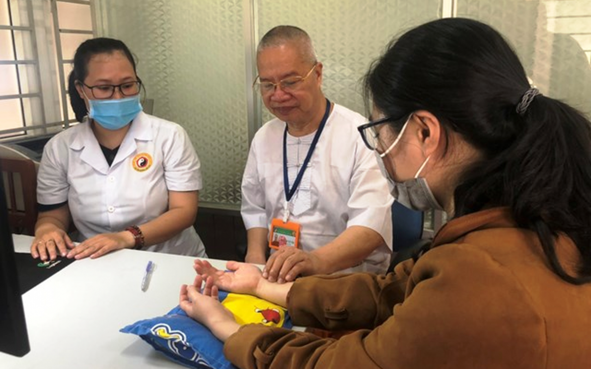 Lương y - Hòa thượng Tuệ Tâm (ngồi giữa).