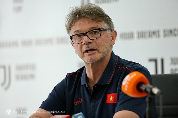 HLV Philippe Troussier trả lời phỏng vấn. (Nguồn: VFF)