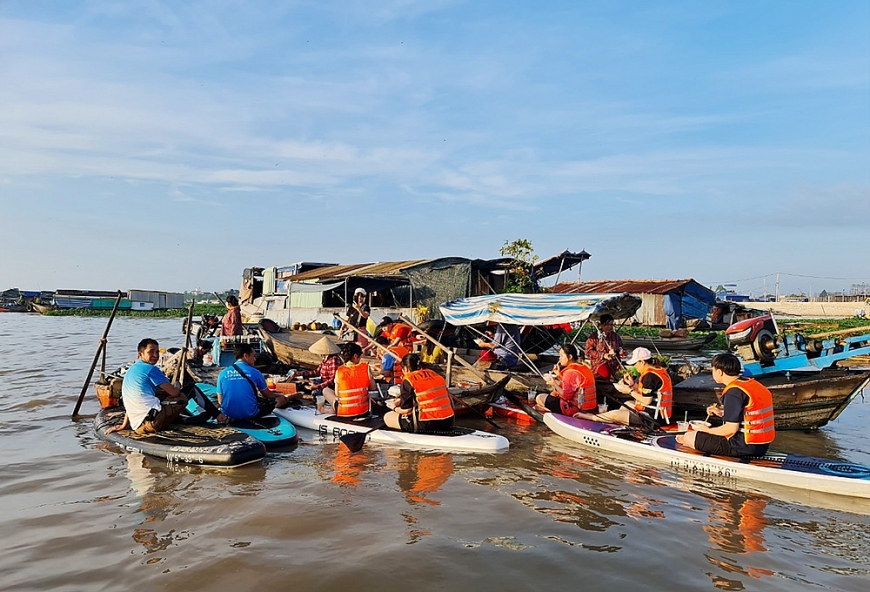 Tham quan không gian sông nước miền Tây.