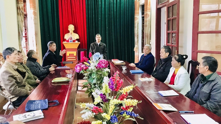Họp bàn chiến lược phát triển hội, bình bầu khen thưởng. Họp bàn chiến lược phát triển hội, bình bầu khen thưởng.